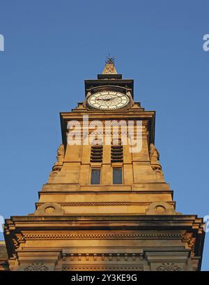 La grande tour de l'horloge du bâtiment victorien atkinson contre un ciel bleu d'été dans la place de la ville de southport merseyside Banque D'Images