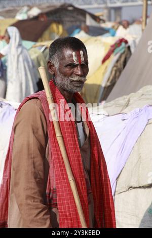 Le Brahmane à l'Diwahli festival, près de Varanasi en Inde Banque D'Images