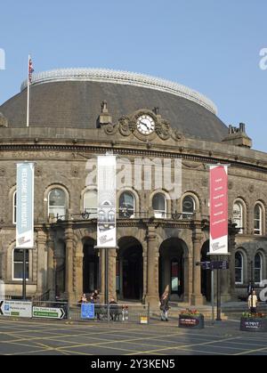 Leeds, West yorkshire, angleterre : 17 avril 2019 : le bâtiment historique d'échange de maïs du 19ème siècle dans la région de kirkgate à leeds avec des gens et des bannières Banque D'Images