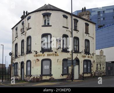 Leeds, West yorkshire, 17 juin 2021 : L'hôtel Crown abandonné va bientôt être réaménagé dans le cadre du site de développement à usage mixte aire Park Banque D'Images