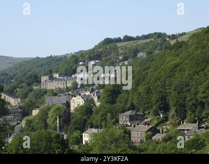 Vue sur les rues et les maisons du pont hebden dans le West yorkshire en été entouré d'arbres Banque D'Images