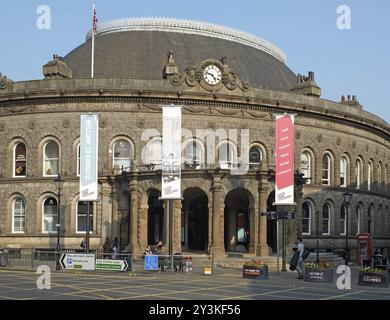 Leeds, West yorkshire, angleterre : 17 avril 2019 : le bâtiment historique d'échange de maïs du 19ème siècle dans la région de kirkgate à leeds avec des gens et des bannières Banque D'Images