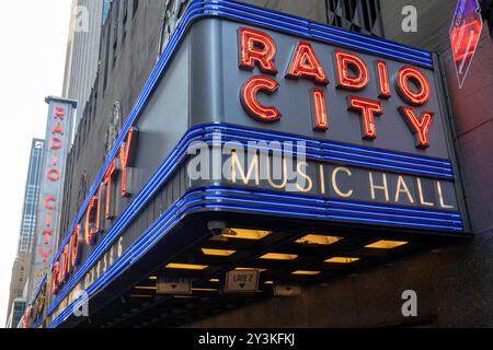 Publicité Marquee au Rockefeller Center, New York City, USA 2024 Banque D'Images