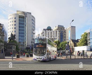 Leeds, West yorkshire, Royaume-uni, 4 juillet 2019 : un bus sur la place de la ville à leeds West yorkshire avec des gens marchant devant les bâtiments et monuments de la ville Banque D'Images