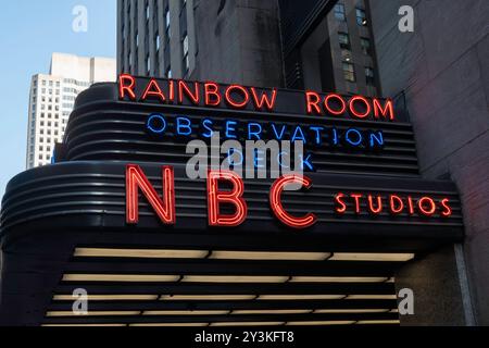 Publicité Marquee au Rockefeller Center, New York City, USA 2024 Banque D'Images