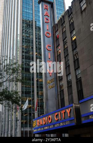 Publicité Marquee au Rockefeller Center, New York City, USA 2024 Banque D'Images