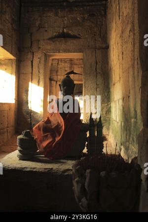 Statue de Bouddha à Ta Phrom temple à angkorcambodge Nord-sud Banque D'Images