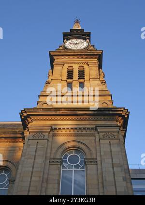 La tour de l'horloge du bâtiment historique victorien atkinson à southport merseyside, dans un ciel bleu d'été Banque D'Images