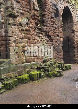 Ruines murailles médiévales en pierre de l'extrémité orientale du choeur détruit et de la tour de l'église St Johns à Chester Banque D'Images