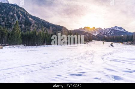 Paysage hivernal avec une piste de ski prête à être utilisée, dans les montagnes des Alpes autrichiennes, par une journée ensoleillée de décembre Banque D'Images