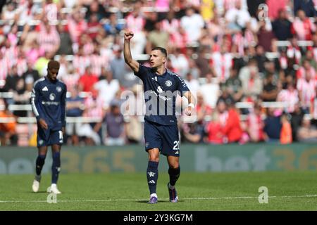 Southampton, Royaume-Uni. 14 septembre 2024. Le défenseur du Manchester United Diogo Dalot (20) BUT 0-2 fait la fête aux fans lors du match Southampton FC - Manchester United FC English premier League à Mary's Stadium, Southampton, Angleterre, Royaume-Uni le 14 septembre 2024 crédit : Every second Media/Alamy Live News Banque D'Images