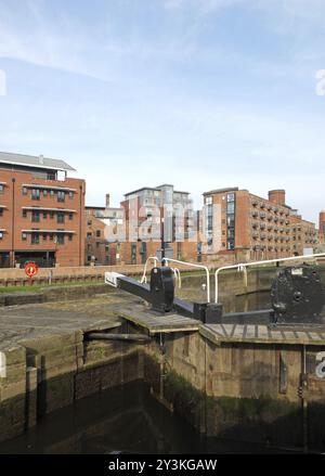 Vieilles portes de verrouillage en bois sur le canal dans le centre-ville de leeds entouré d'immeubles d'appartements au bord de l'eau Banque D'Images