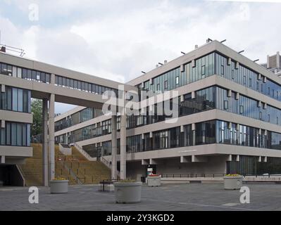 Leeds, West yorkshire, Royaume-uni, 24 juillet 2019 : passerelle et escaliers à l'ec Stoner construction d'un monument brutaliste des années 1960 à l'université de leed Banque D'Images