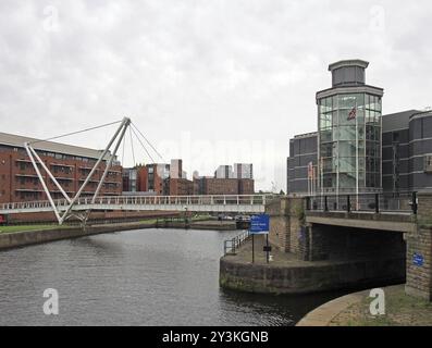 Leeds, West yorkshire, Royaume-uni, 4 juillet 2019 : pont des chevaliers traversant la rivière Are et le canal à leeds avec appartements au bord de l'eau et le Royal Banque D'Images