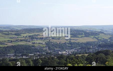 Une vue panoramique sur la campagne autour du pont sowerby dans l'ouest du yorkshire avec des bâtiments de la ville entourés de fermes et de champs dans un pennine lan Banque D'Images