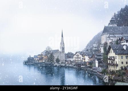 Image hivernale idyllique avec la célèbre ville de Hallstatt, l'un des sites du patrimoine mondial en Autriche, situé sur le bord du lac Hallstatter, sous la première Banque D'Images