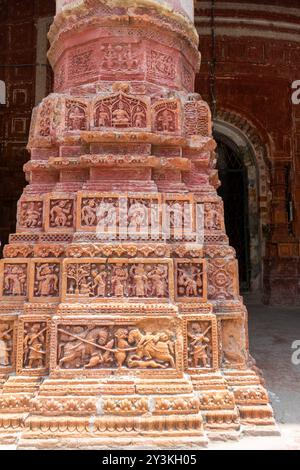 Colonne décorée de sculptures en terre cuite dans le temple Pancha Ratna Govinda, district de Rajshahi, Puthia, Bangladesh Banque D'Images