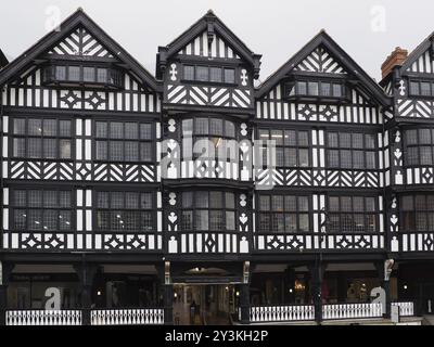 Chester. Cheshire, Royaume-Uni, 20 mars 2024 : entrée principale du centre commercial Grosvenor sur Bridge Street à Chester, en Europe Banque D'Images