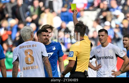 Sinsheim, Deutschland. 14 septembre 2024. Schiedsrichter arbitre Daniel Schlager zeigt Martin Terrier Bayer 04 Leverkusen (11) gelbe Karte gelb Verwarnung Robert Andrich Bayer 04 Leverkusen (08) granit Xhaka Bayer 04 Leverkusen (34) TSG 1899 Hoffenheim vs Bayer 04 Leverkusen 14.09.2024 LA RÉGLEMENTATION DFL INTERDIT TOUTE UTILISATION DE PHOTOGRAPHIES COMME SÉQUENCES D'IMAGES ET/QUASI-VIDÉO/dpa/Alamy Live News Banque D'Images