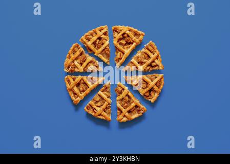 Délicieuse tarte aux pommes avec croûte de treillis isolée sur un fond bleu. Vue de dessus avec un gâteau aux pommes fraîchement cuit Banque D'Images