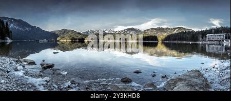 Image panoramique avec le lac Eibsee et sa rive glacée, près de la municipalité de Grainau, dans le district de Garmisch-Partenkirchen, en Bavière, Allemagne, Banque D'Images