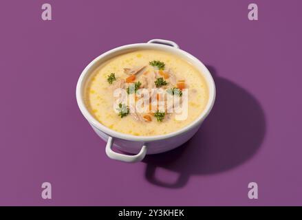 Délicieuse soupe de poulet grecque avec du jus de citron et des légumes, dans un bol en émail blanc, isolé sur un fond coloré Banque D'Images