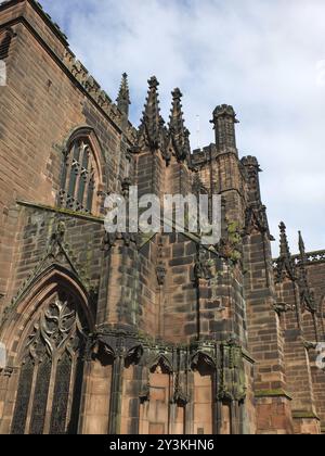 Vue rapprochée de la maçonnerie médiévale sur la cathédrale historique de chester Banque D'Images