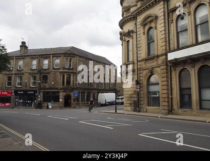 Pont Sowerby, West yorkshire, Royaume-uni, 18 juin 2019 : bâtiments le long de la rue du quai la route principale traversant le centre du pont sowerby i. Banque D'Images