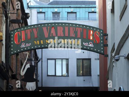 Leeds, West yorkshire, Royaume-uni, 17 mars 2022 : panneau au-dessus de l'historique leeds City Variety Music Hall Banque D'Images