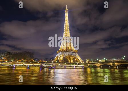 Paris, France, 14 février 2016 : les lumières dorées de la Tour Eiffel, la nuit, reflétées dans l'eau de la Seine à Paris, France, le 14 février 2016, Banque D'Images