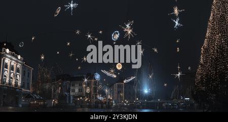 Panorama avec le centre-ville de Ljubljana, capitale de la Slovénie, décoré de lumières de Noël, par une nuit froide de décembre Banque D'Images