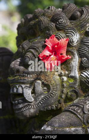 Garde en pierre sur Bali à l'entrée du temple Banque D'Images