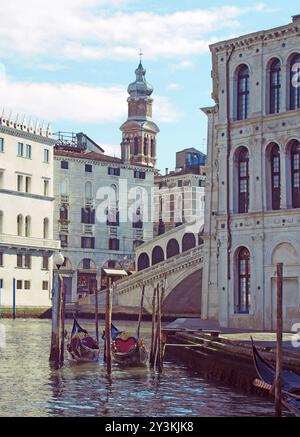 Un coin de la zone rialto du centre de venise un matin ensoleillé avec des gondoles amarrées à côté du grand canal et de vieux bâtiments entourant le célèbre b Banque D'Images