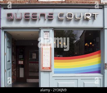 Leeds, West yorkshire, 17 juin 2021 : le Queens court bar et pub sur le pont inférieur à leeds Banque D'Images