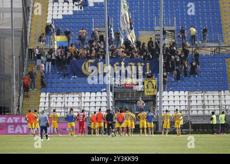 Les joueurs Frosinone sous leurs fans après le match lors de Brescia Calcio vs Frosinone Calcio, 5Â° Serie B BKT 2024-25 match au stade Mario Rigamonti à Brescia (BS), Italie, le 14 septembre 2024. Banque D'Images