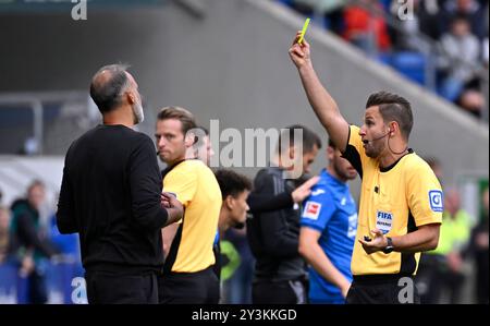 Sinsheim, Deutschland. 14 septembre 2024. Schiedsrichter arbitre Daniel Schlager Zeigt entraîneur entraîneur Pellegrino Matarazzo TSG 1899 Hoffenheim gelbe Karte gelb Verwarnung Gestik geste TSG 1899 Hoffenheim vs Bayer 04 Leverkusen 14.09.2024 LA RÉGLEMENTATION DFL INTERDIT TOUTE UTILISATION DE PHOTOGRAPHIES COMME SÉQUENCES D'IMAGES ET/OU QUASI-VIDÉO/dpa/Alamy Live News Banque D'Images