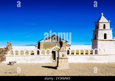 Serein Adobe Church à Chantani sous le vaste ciel bolivien (Potosí, Bolivie) Banque D'Images