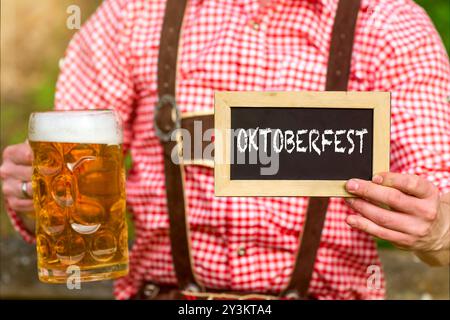 Munich, Bavière, Allemagne - 14 septembre 2024 : image symbolique de l Oktoberfest 2024, le plus grand festival folklorique au monde à Munich. Costume traditionnel, dirndl, bière et gastronomie. PHOTOMONTAGE *** Symbolbild für Wiesn bzw. Auf dem Münchner weltweit größtem Volksfest dem Oktoberfest 2024. Tracht, Dirndl, Bier und gastronomie. FOTOMONTAGE Banque D'Images