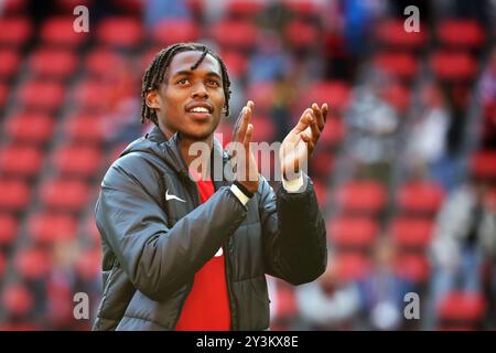 Freiburg Im Breisgau, Allemagne. 14 septembre 2024. Football : Bundesliga, SC Freiburg - VfL Bochum, Journée 3, Europa-Park Stadium : Freiburg's Junior Adamu applaudit les fans après le match. Crédit : Philipp von Ditfurth/dpa - NOTE IMPORTANTE : conformément aux règlements de la DFL German Football League et de la DFB German Football Association, il est interdit d'utiliser ou de faire utiliser des photographies prises dans le stade et/ou du match sous forme d'images séquentielles et/ou de séries de photos de type vidéo./dpa/Alamy Live News Banque D'Images