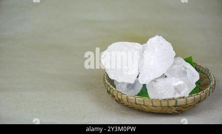 Cube d'alun blanc cristallin sur fond marron. Le concept de substance chimique composée de spa et de l'industrie de la beauté. Banque D'Images