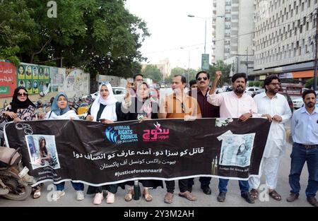 Des membres du Conseil des droits de l'homme du Pakistan organisent une manifestation de protestation pour réclamer justice pour Amana Arif victime de l'incident de la circulation de Karsaz, au club de presse de Karachi le samedi 14 septembre 2024. Banque D'Images