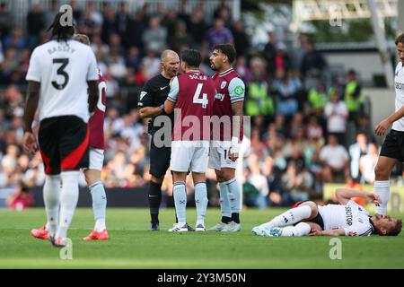 LONDRES, Royaume-Uni - 14 septembre 2024 : Carlos Soler de West Ham United est réservé par l'arbitre Tim Robinson lors du match de premier League entre Fulham FC et West Ham United à Craven Cottage (crédit : Craig Mercer/ Alamy Live News) Banque D'Images