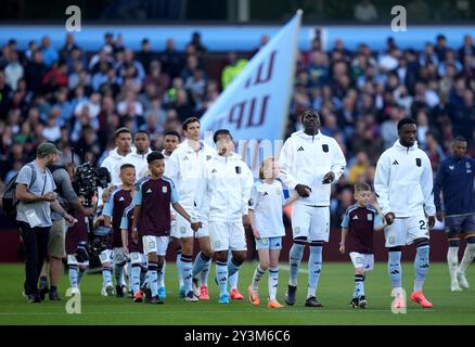 Les joueurs d'Aston Villa se frayent un chemin sur le terrain avant le premier League match Villa Park, Birmingham. Date de la photo : samedi 14 septembre 2024. Banque D'Images