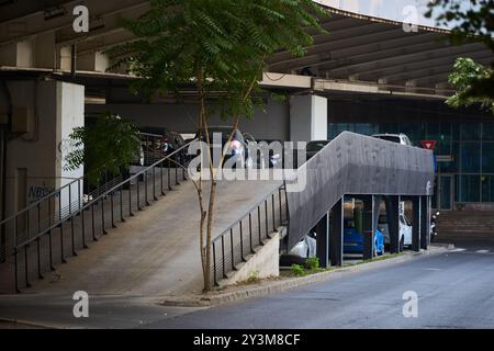 Bucarest, Roumanie - 04 septembre 2024 : parking à plusieurs niveaux sur la structure métallique dans l'espace libre sous Basarab Overpass. Banque D'Images