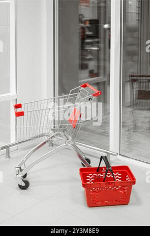 panier et panier à l'entrée du supermarché Banque D'Images