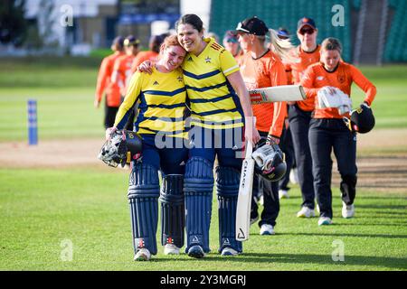 Beckenham, Royaume-Uni. 14 septembre 2024. Kalea Moore ( à gauche) et Alice Davidson-Richards des South East Stars se font câlins alors qu'elles partent après avoir obtenu une place dans la finale lors du match de demi-finale du trophée Rachel Heyhoe-Flint entre les South East Stars et les Southern Vipers au Kent County Ground. Crédit : Dave Vokes/Alamy Live News Banque D'Images