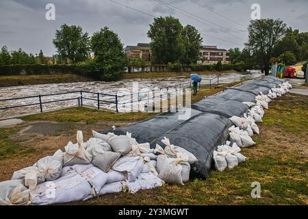 Brno, République tchèque. 14 septembre 2024. Les gens construisent des barrières mobiles contre les inondations à partir de sacs de sable en raison des inondations de la rivière Svitava, dont le niveau monte à Brno, en République tchèque, le 14 septembre 2024. Crédit : Patrik Uhlir/CTK photo/Alamy Live News Banque D'Images