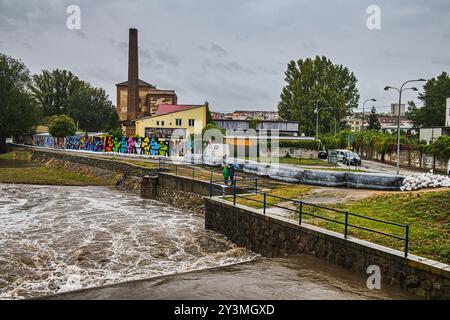 Brno, République tchèque. 14 septembre 2024. Les gens construisent des barrières mobiles contre les inondations à partir de sacs de sable en raison des inondations de la rivière Svitava, dont le niveau monte à Brno, en République tchèque, le 14 septembre 2024. Crédit : Patrik Uhlir/CTK photo/Alamy Live News Banque D'Images