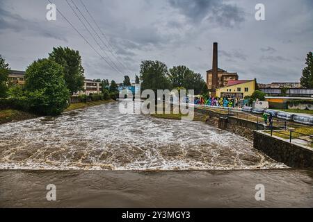 Brno, République tchèque. 14 septembre 2024. Les gens construisent des barrières mobiles contre les inondations à partir de sacs de sable en raison des inondations de la rivière Svitava, dont le niveau monte à Brno, en République tchèque, le 14 septembre 2024. Crédit : Patrik Uhlir/CTK photo/Alamy Live News Banque D'Images