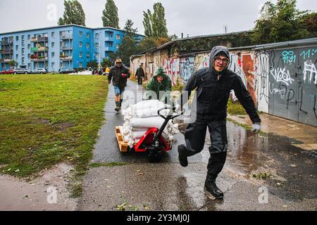 Brno, République tchèque. 14 septembre 2024. Les gens construisent des barrières mobiles contre les inondations à partir de sacs de sable en raison des inondations de la rivière Svitava, dont le niveau monte à Brno, en République tchèque, le 14 septembre 2024. Crédit : Patrik Uhlir/CTK photo/Alamy Live News Banque D'Images